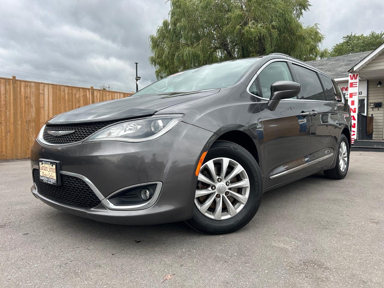 Used 2017 Chrysler Pacifica Touring-L for sale in Oshawa, ON