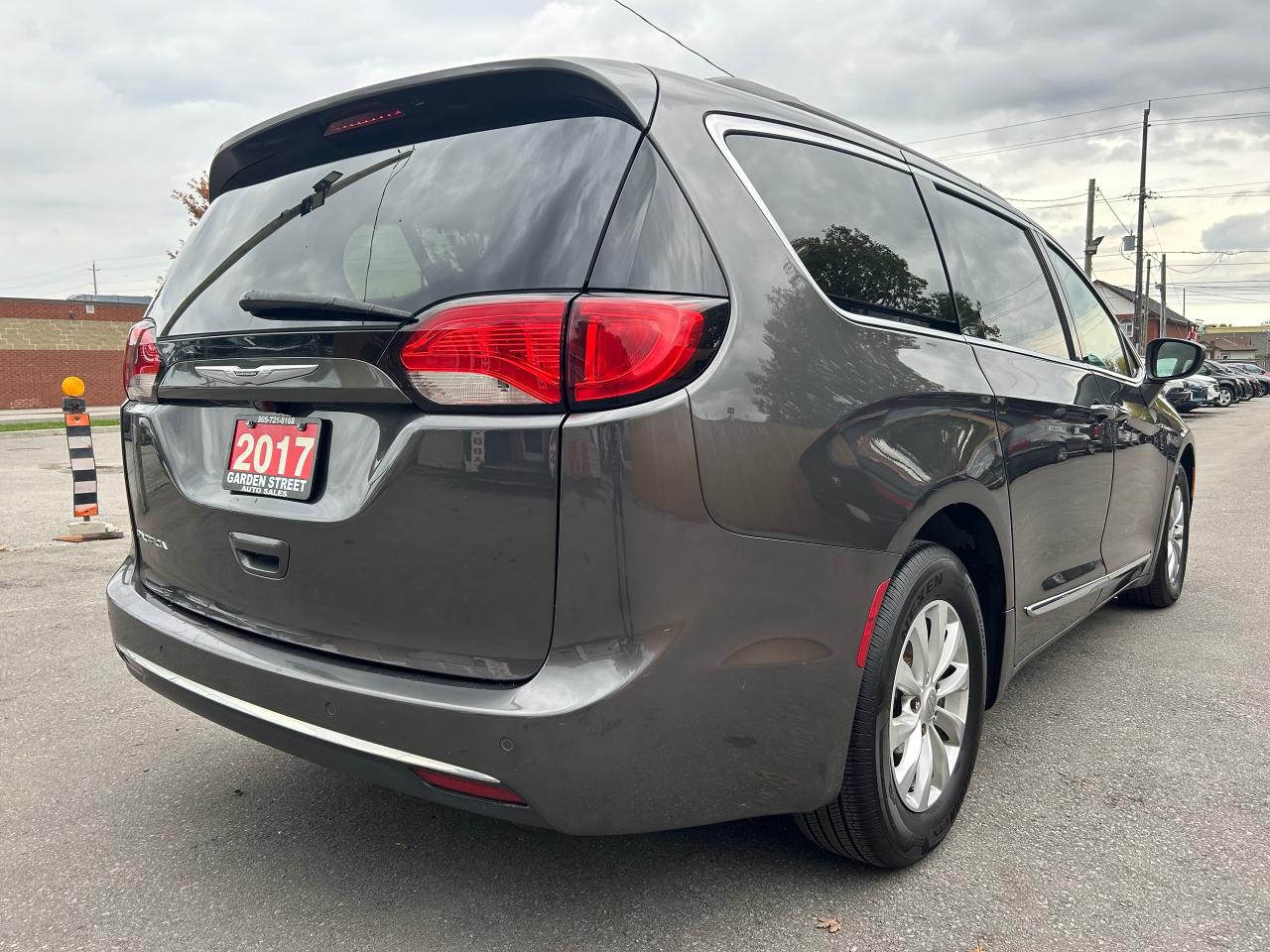 2017 Chrysler Pacifica Touring-L Photo4