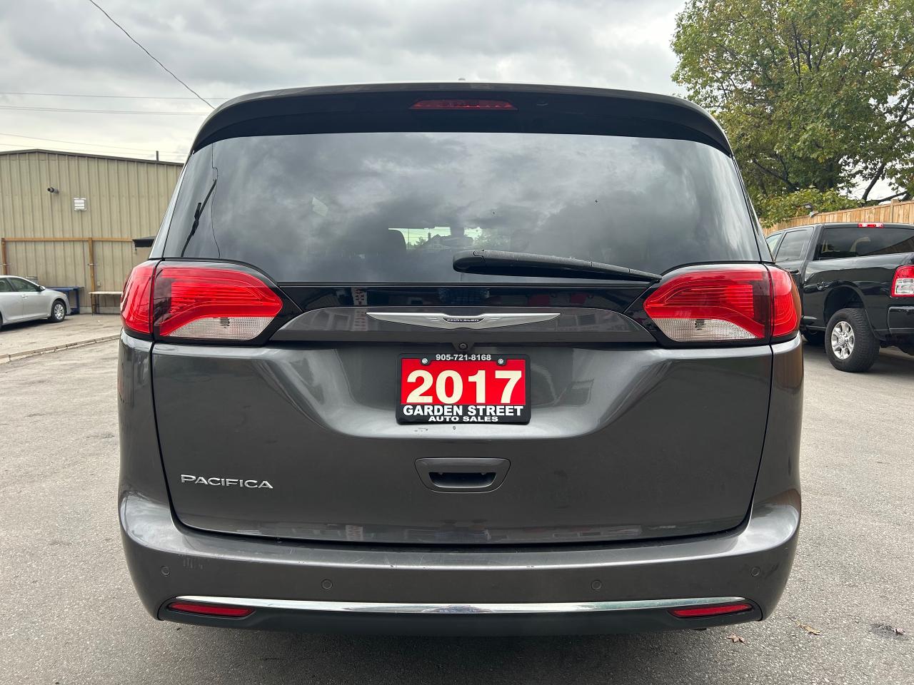 2017 Chrysler Pacifica Touring-L Photo3