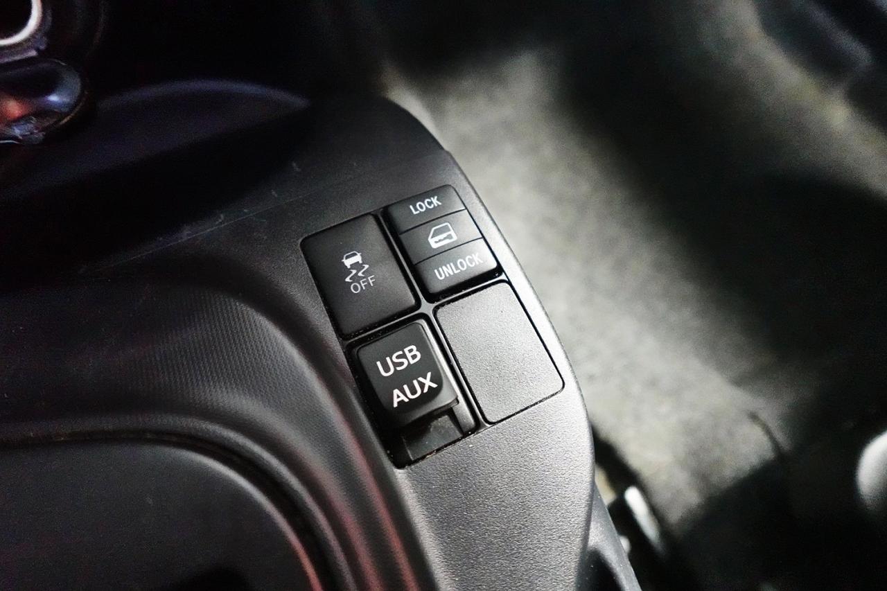 2015 Scion iQ 3dr HB, APPLE CAR PLAY ,0 CLAIM,WELL MAINTAIN - Photo #25