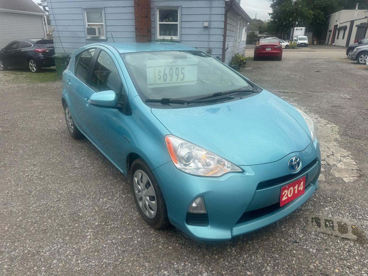 2014 Toyota Prius c Four Photo2
