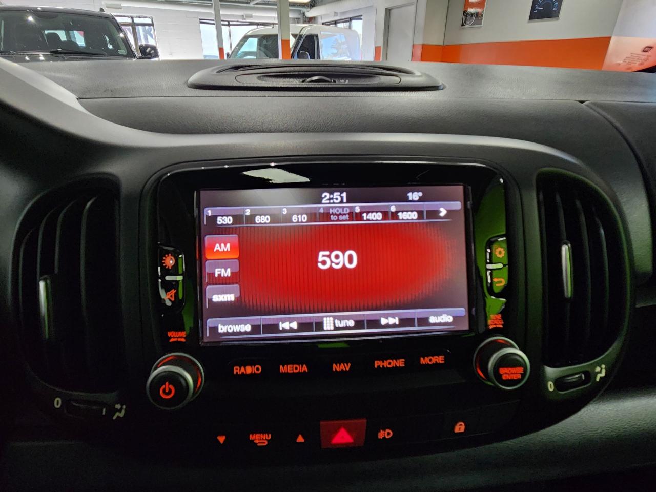 2014 Fiat 500L Lounge Sunroof Leather Rear Cam Heated Seats - Photo #29