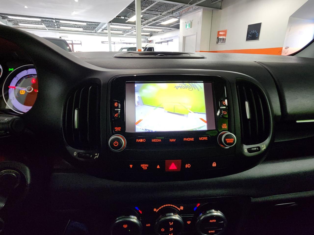 2014 Fiat 500L Lounge Sunroof Leather Rear Cam Heated Seats - Photo #31