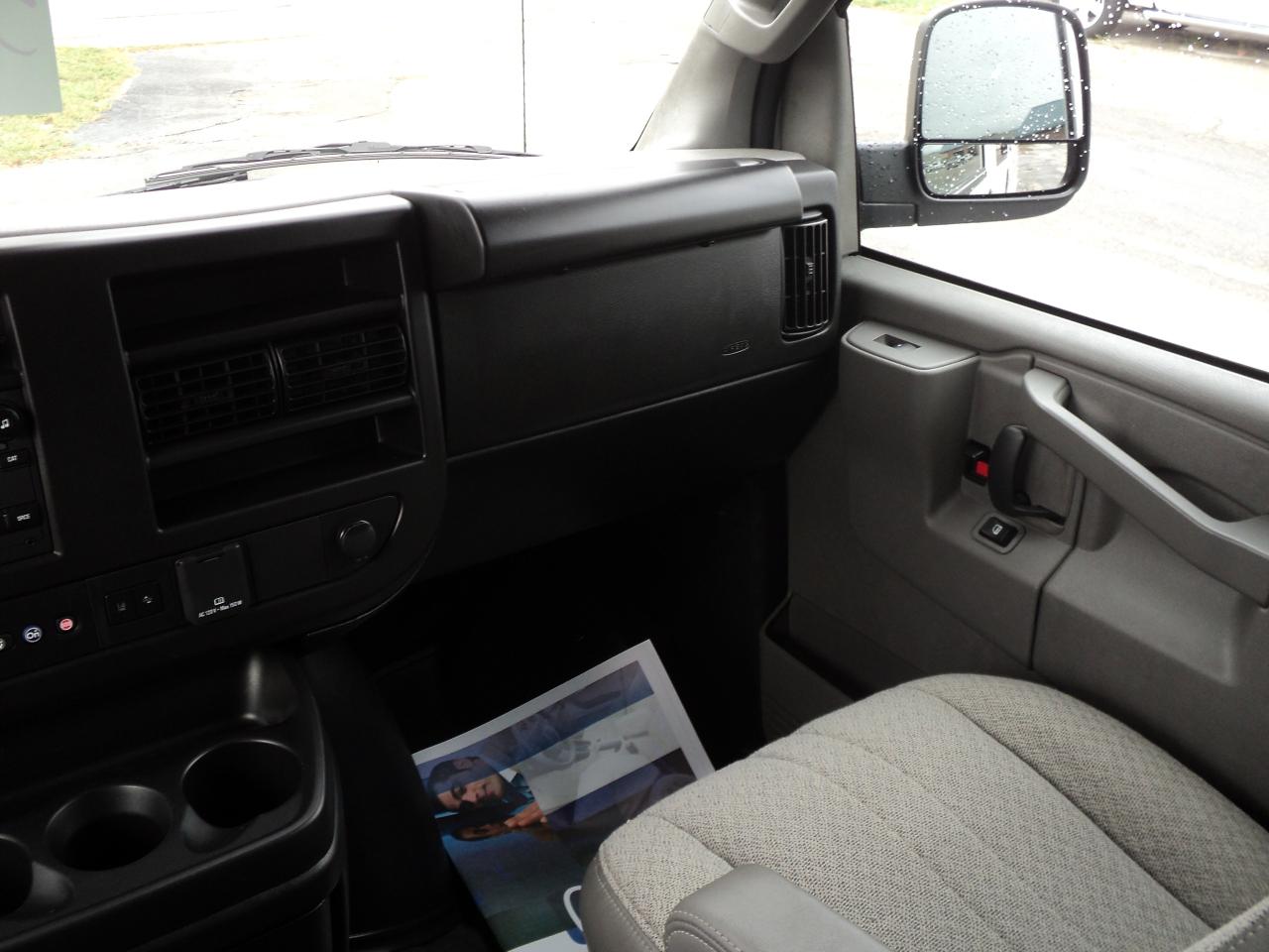 2023 GMC Savana LT 3500 RWD 4.3L6cyl 15Passenger 155"WB BackUpCam - Photo #14