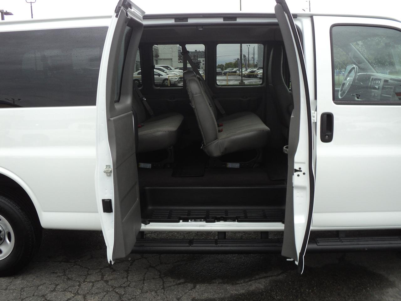 2023 GMC Savana LT 3500 RWD 4.3L6cyl 15Passenger 155"WB BackUpCam - Photo #10
