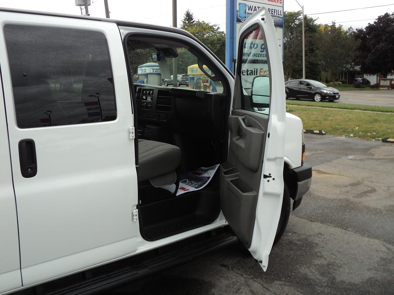 2023 GMC Savana LT 3500 RWD 4.3L6cyl 15Passenger 155"WB BackUpCam - Photo #9
