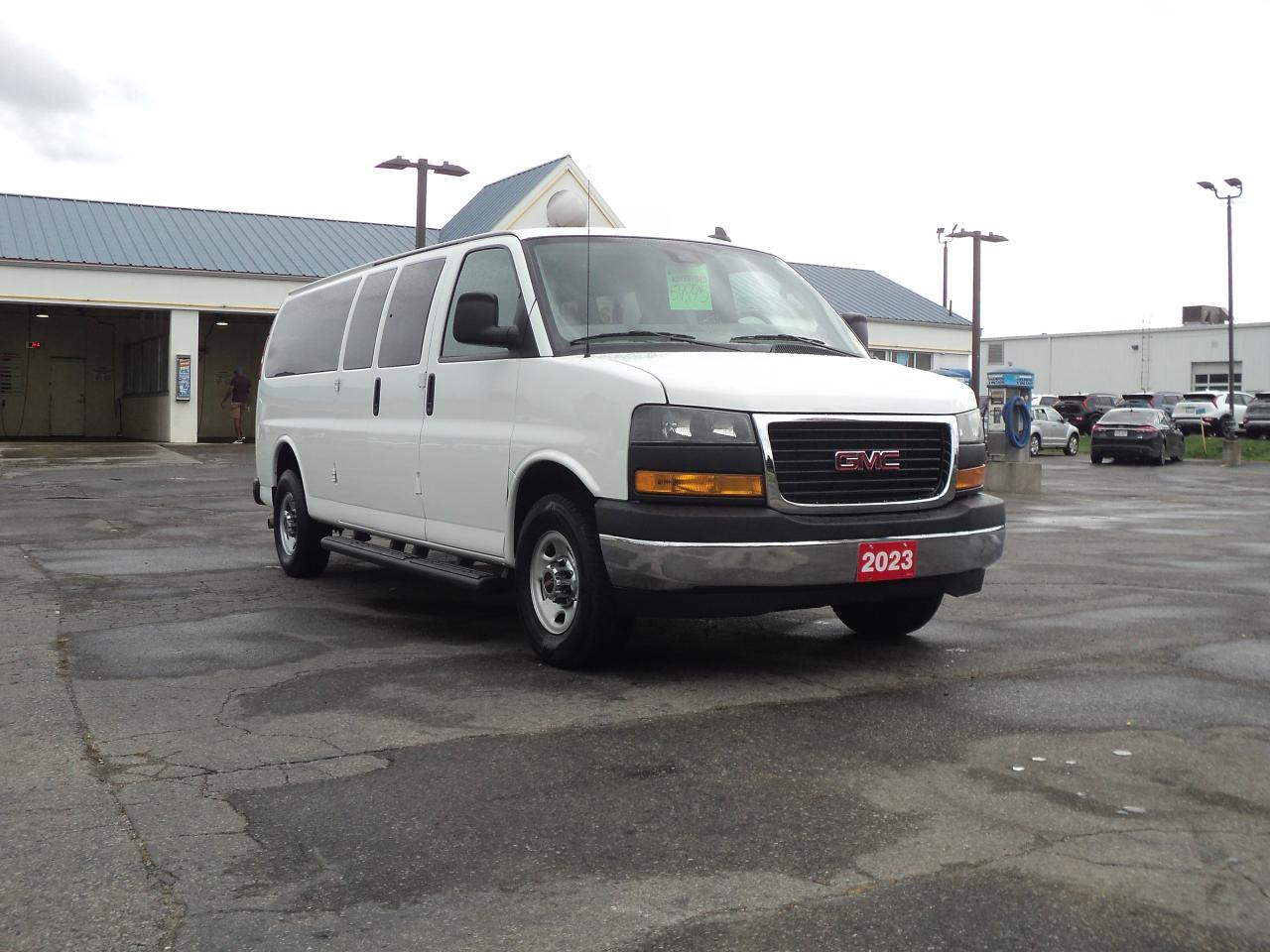 2023 GMC Savana LT 3500 RWD 4.3L6cyl 15Passenger 155"WB BackUpCam - Photo #3