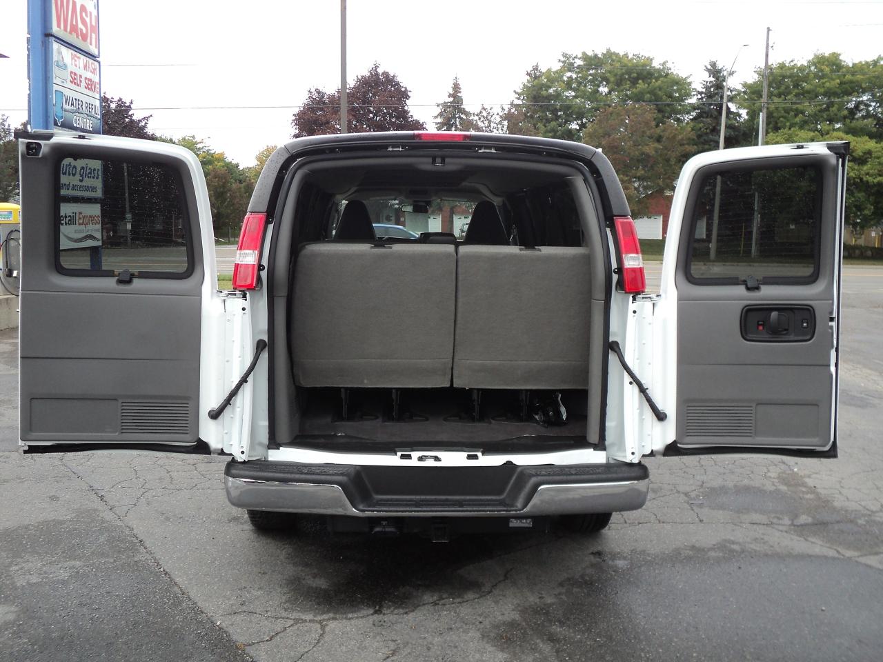 2023 GMC Savana LT 3500 RWD 4.3L6cyl 15Passenger 155"WB BackUpCam - Photo #6