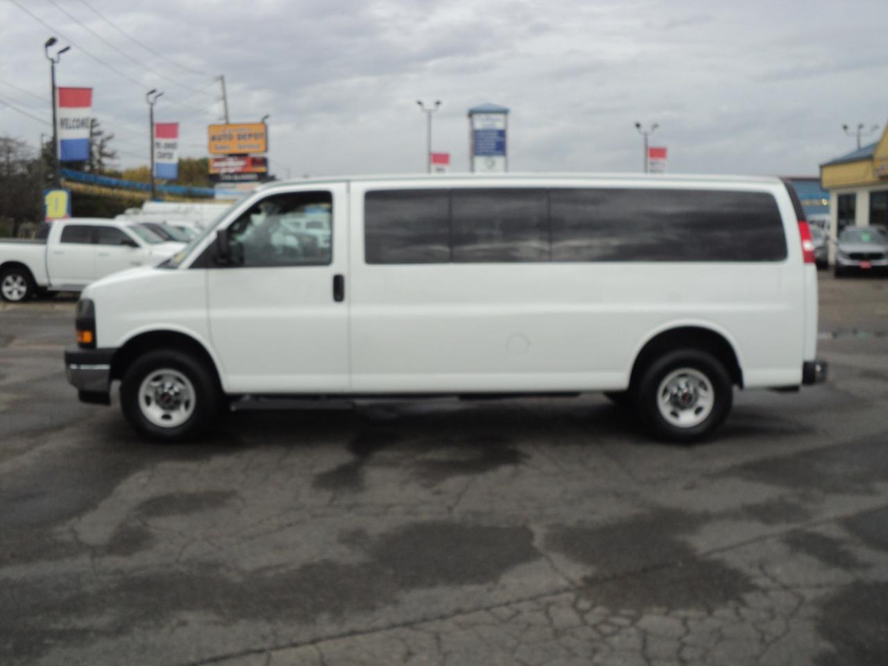 2023 GMC Savana LT 3500 RWD 4.3L6cyl 15Passenger 155"WB BackUpCam Photo4