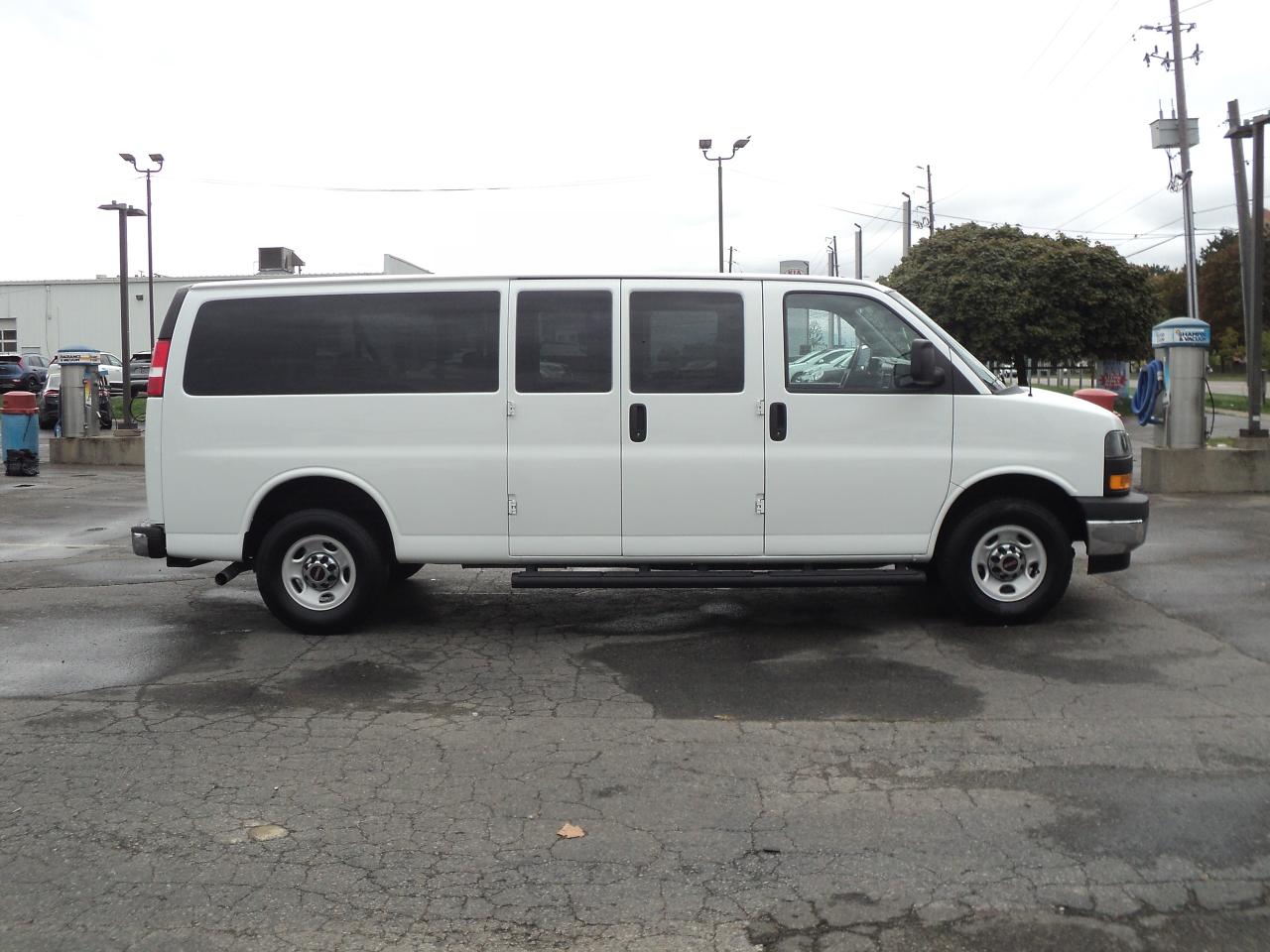 2023 GMC Savana LT 3500 RWD 4.3L6cyl 15Passenger 155"WB BackUpCam Photo3