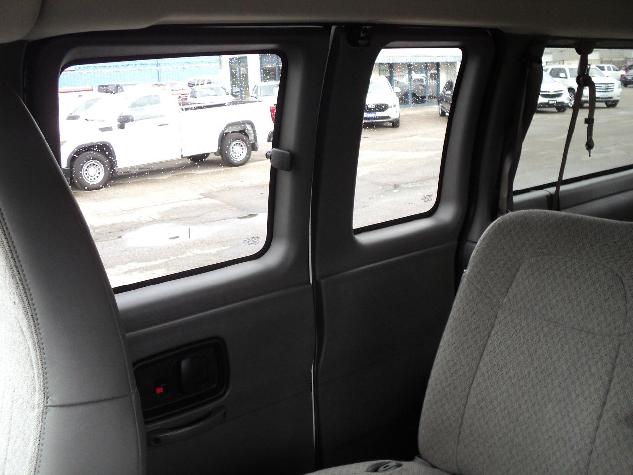 2023 GMC Savana LT 3500 RWD 4.3L6cyl 15Passenger 155"WB BackUpCam - Photo #20