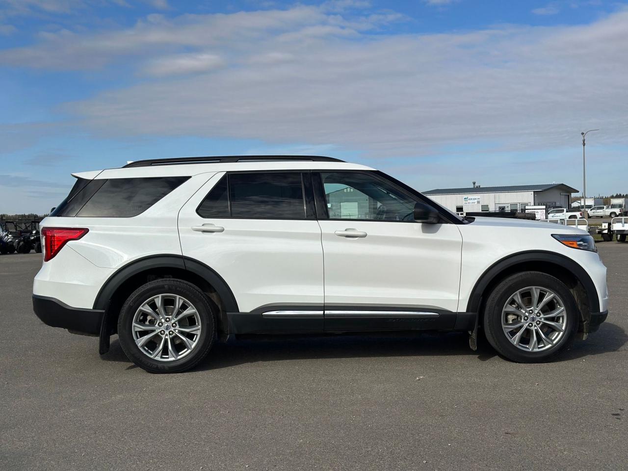 2021 Ford Explorer XLT 4WD Photo3