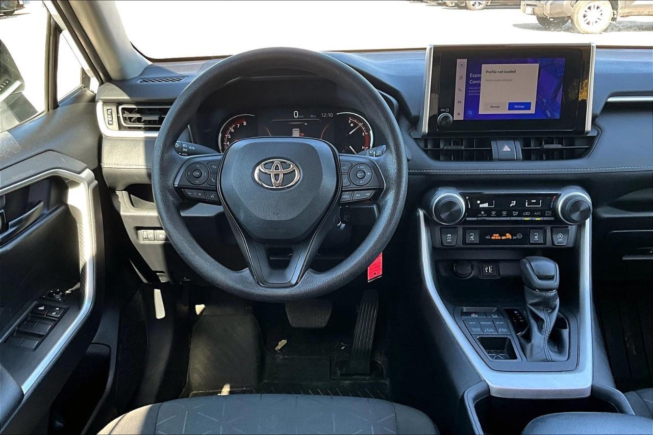 2023 Toyota RAV4 LE Photo4