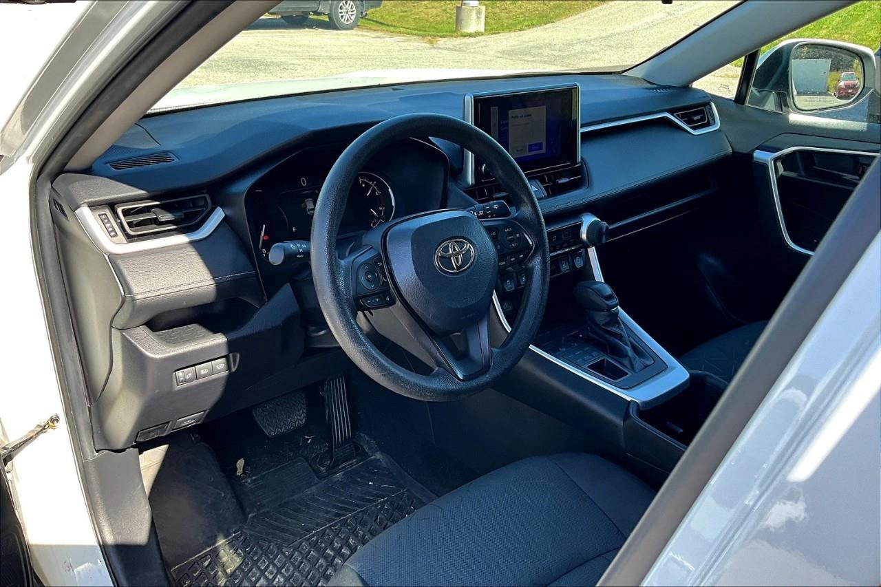 2023 Toyota RAV4 LE Photo3