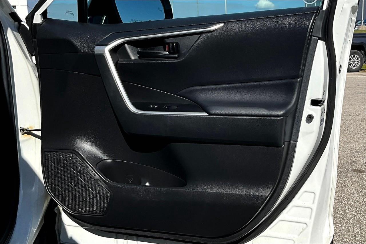 2023 Toyota RAV4 LE Photo