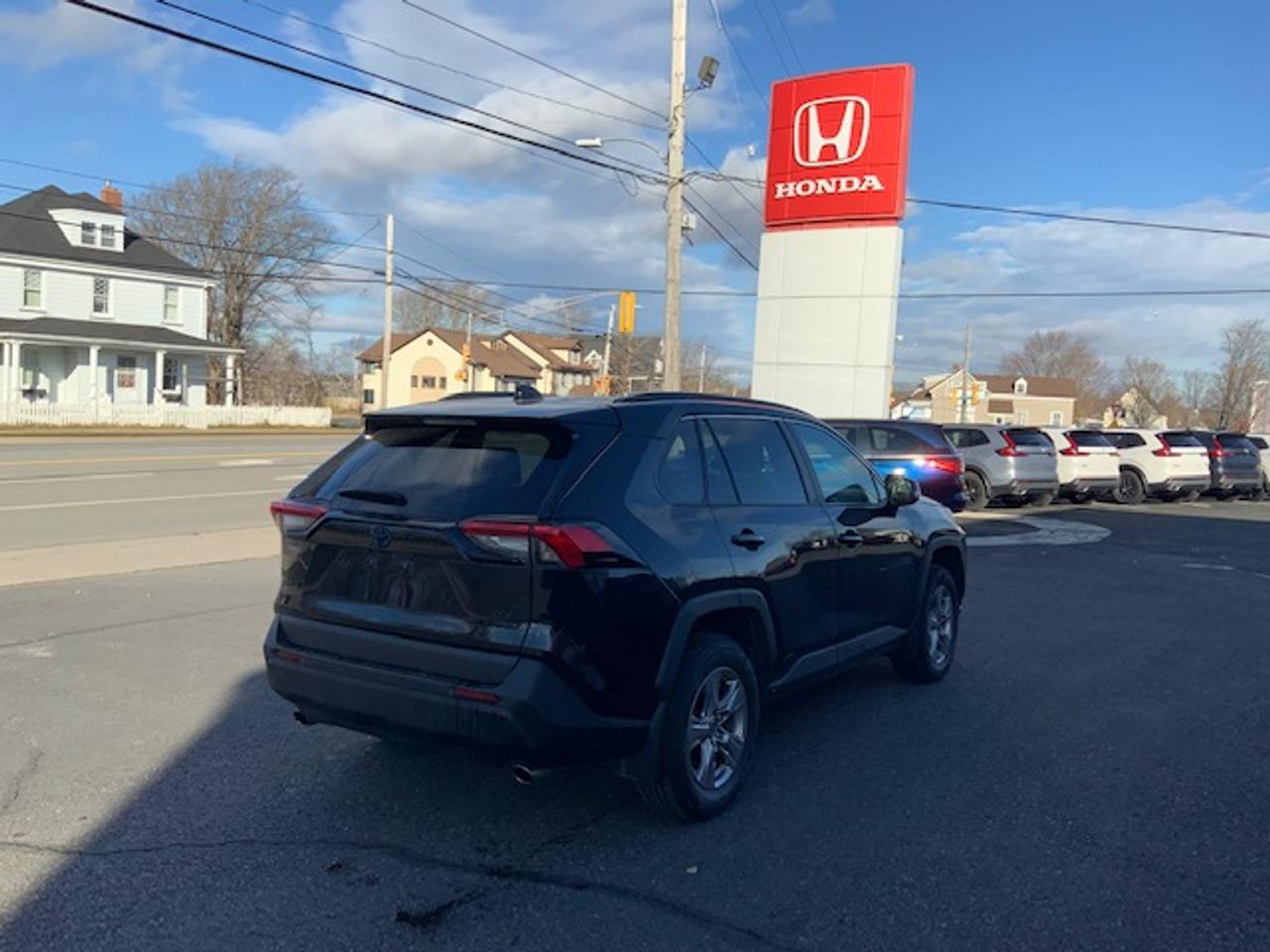 2023 Toyota RAV4 Hybrid XLE Photo