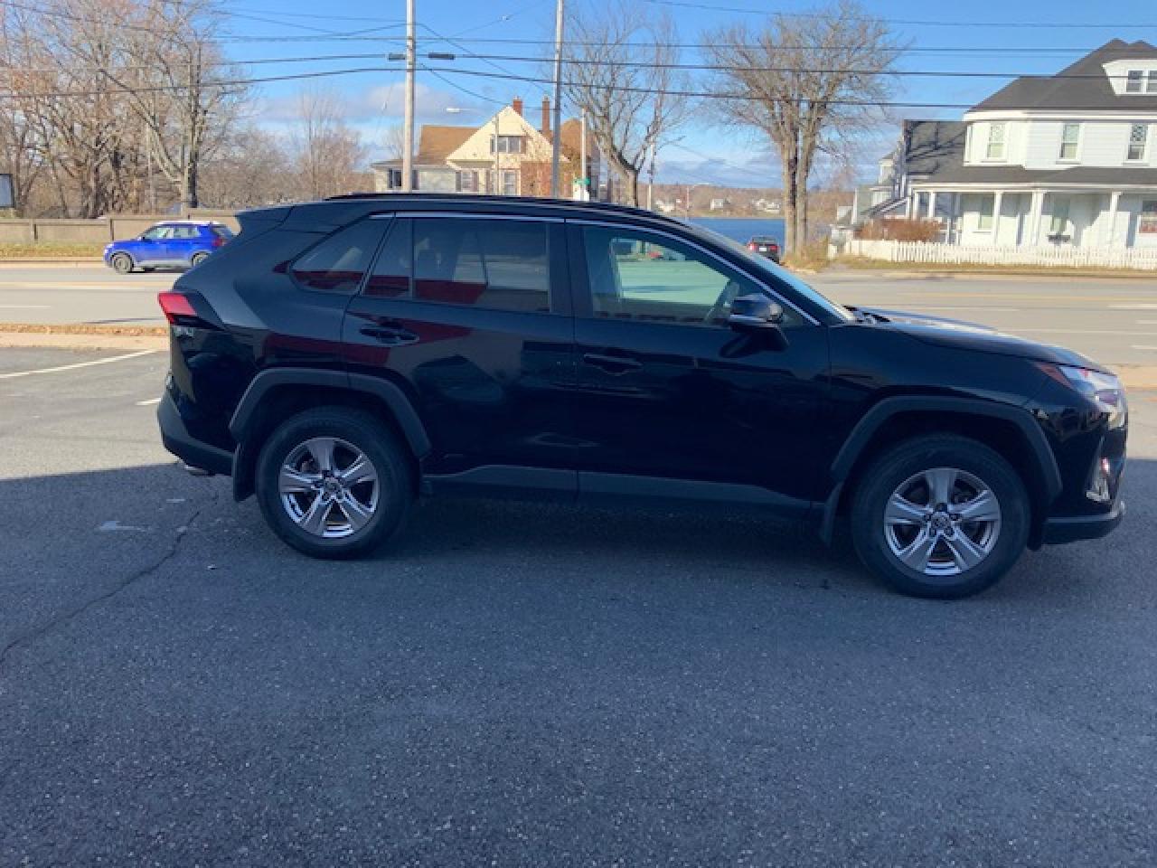 2023 Toyota RAV4 Hybrid XLE Photo4