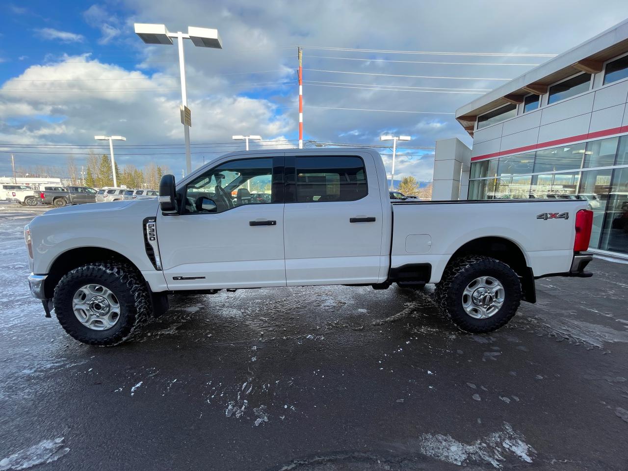 2025 Ford F-350 Super Duty SRW XLT Photo2