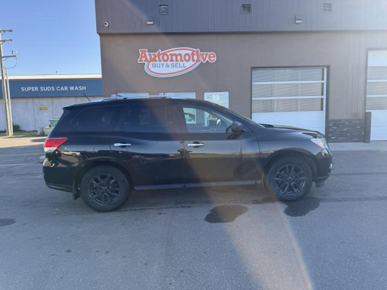 Used 2015 Nissan Pathfinder SV 4WD for sale in Stettler, AB
