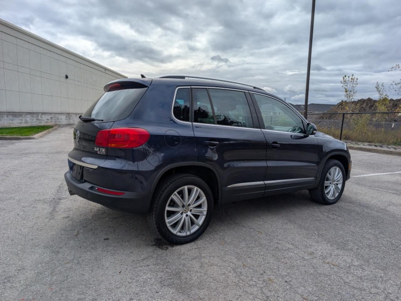 2017 Volkswagen Tiguan Comfortline  **LOW KMS - TECH PKG** Photo4