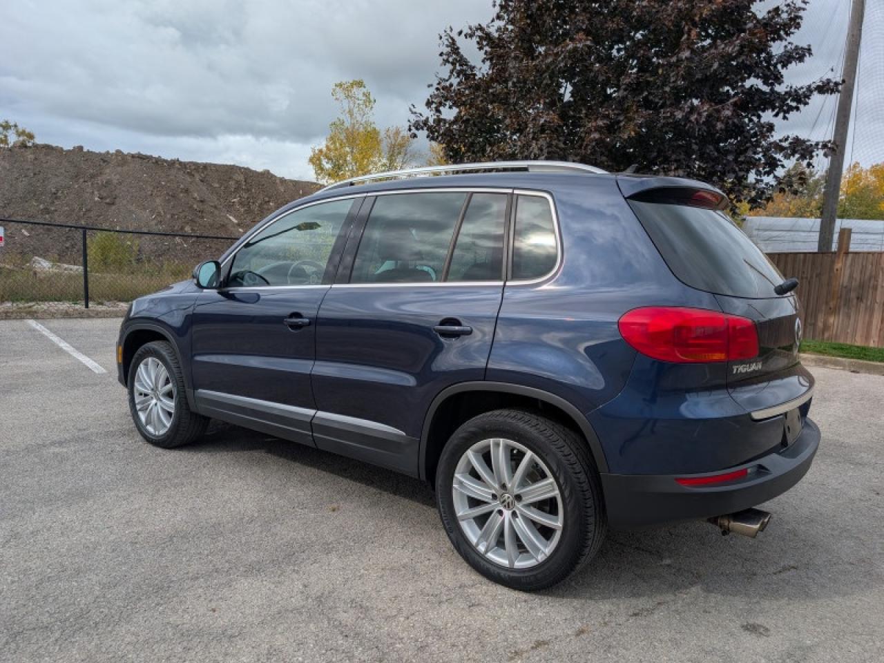 2017 Volkswagen Tiguan Comfortline  **LOW KMS - TECH PKG** Photo2