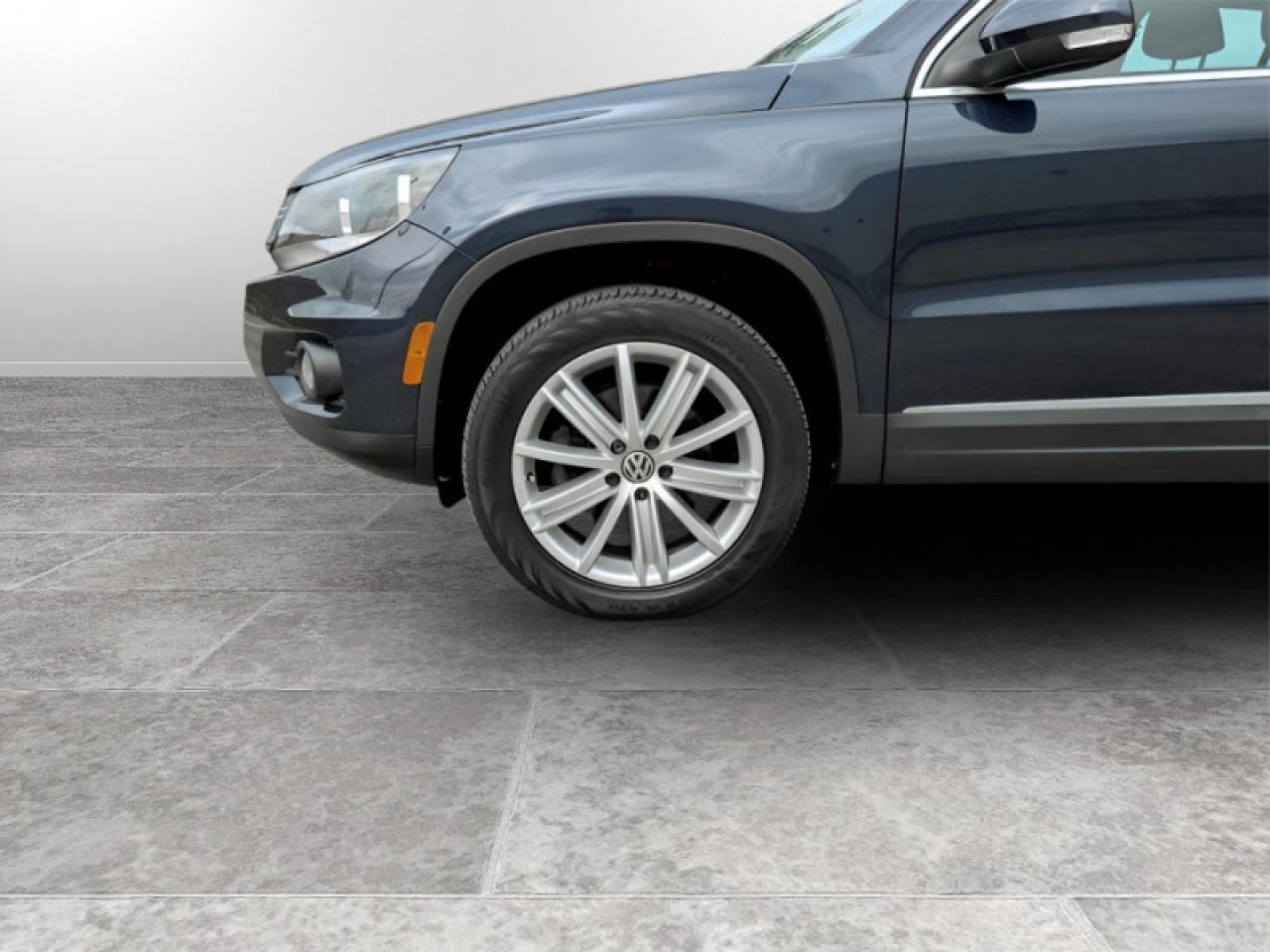 2017 Volkswagen Tiguan Comfortline  **LOW KMS - TECH PKG** Photo