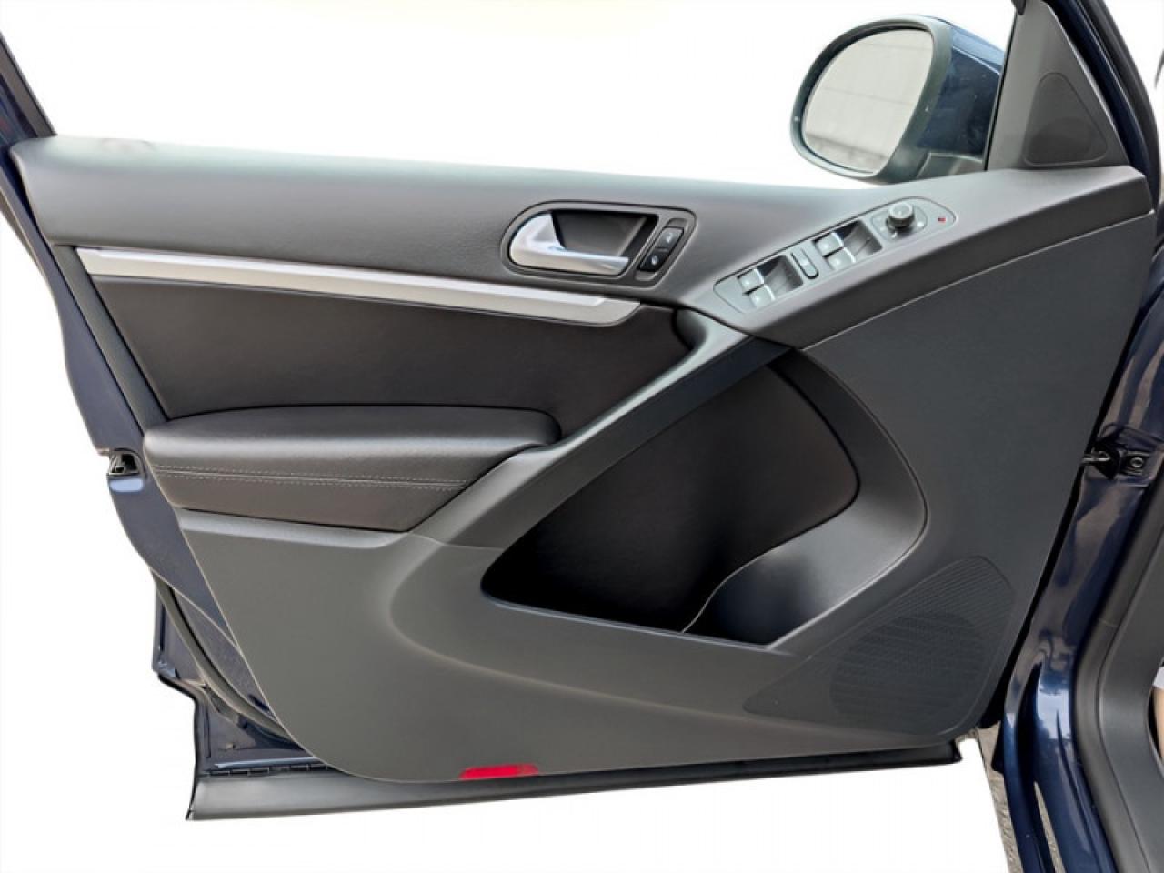 2017 Volkswagen Tiguan Comfortline  **LOW KMS - TECH PKG** Photo