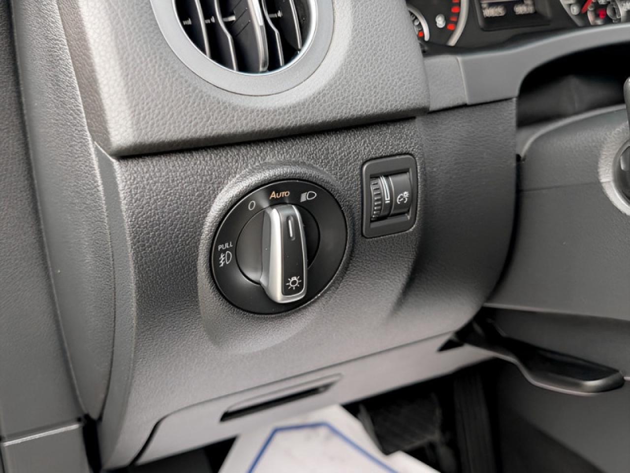 2017 Volkswagen Tiguan Comfortline  **LOW KMS - TECH PKG** Photo