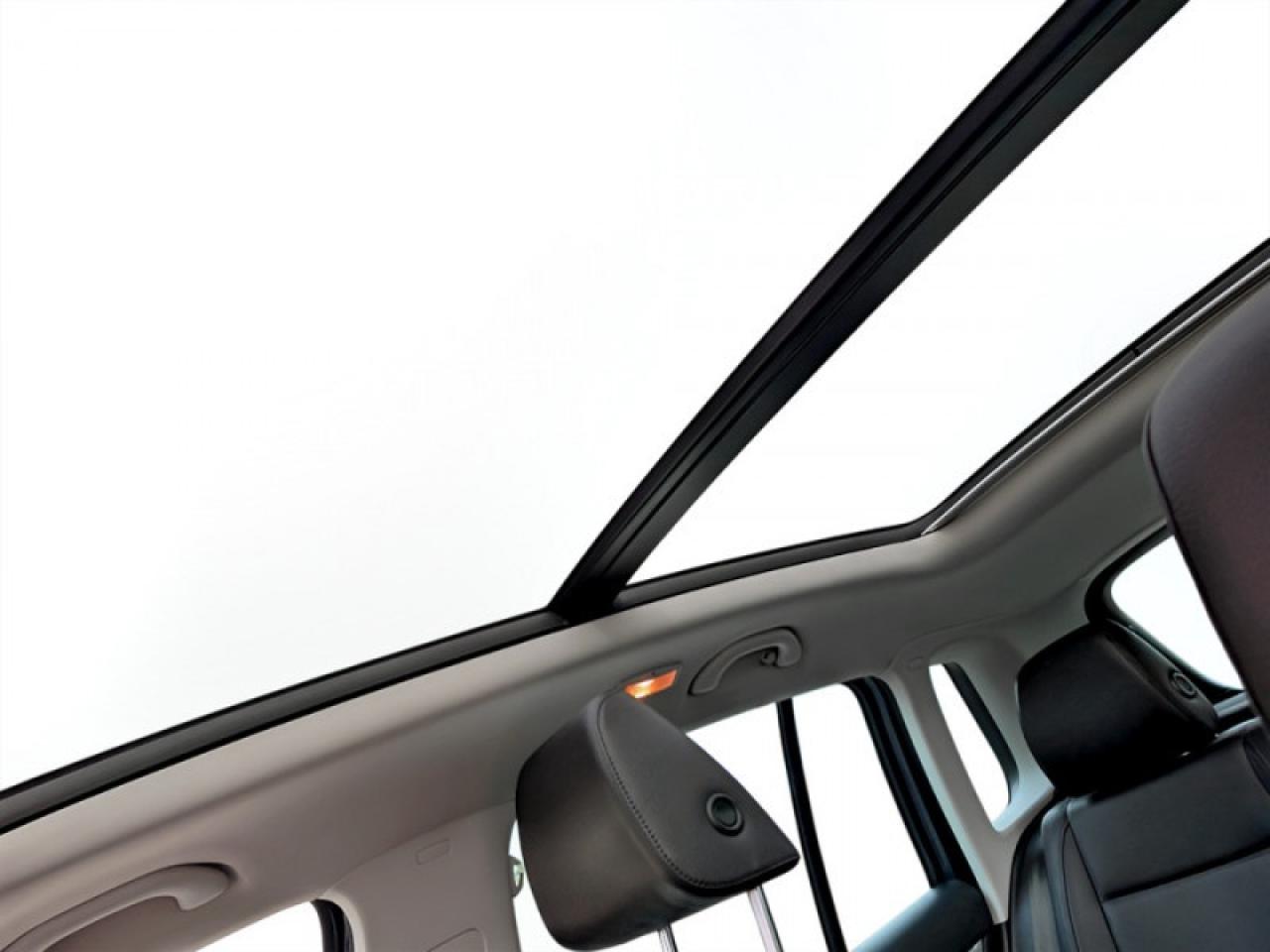 2017 Volkswagen Tiguan Comfortline  **LOW KMS - TECH PKG** Photo