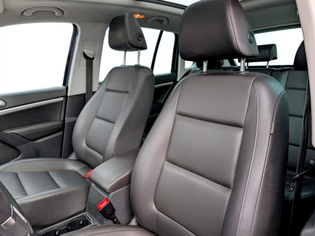 2017 Volkswagen Tiguan Comfortline  **LOW KMS - TECH PKG** Photo