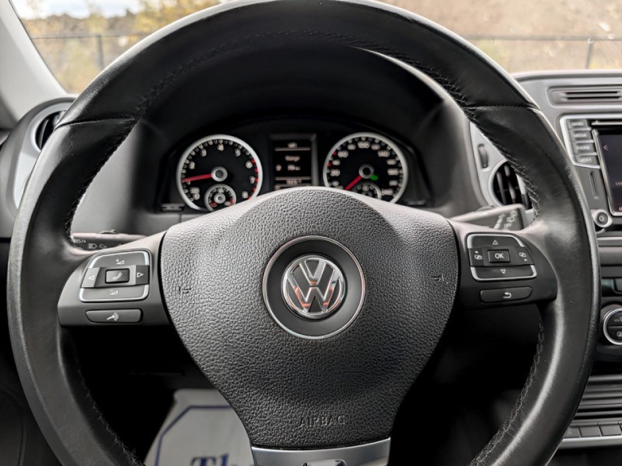 2017 Volkswagen Tiguan Comfortline  **LOW KMS - TECH PKG** Photo