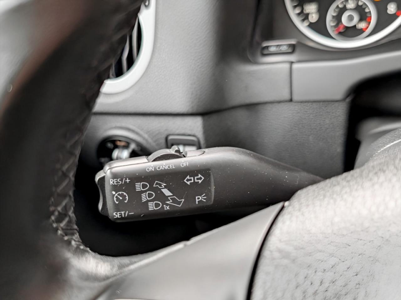 2017 Volkswagen Tiguan Comfortline  **LOW KMS - TECH PKG** Photo