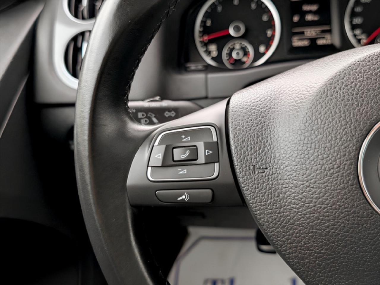 2017 Volkswagen Tiguan Comfortline  **LOW KMS - TECH PKG** Photo