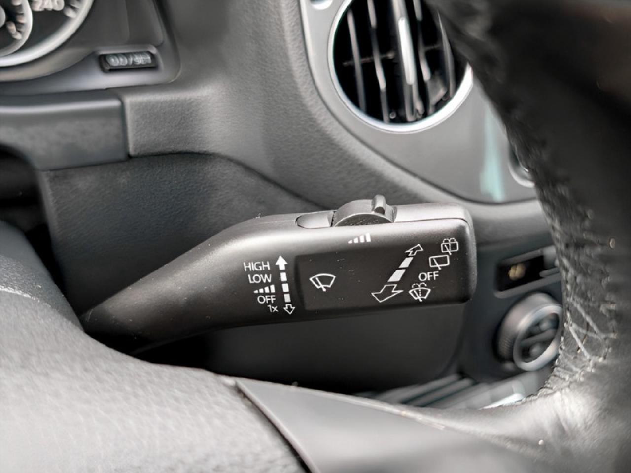 2017 Volkswagen Tiguan Comfortline  **LOW KMS - TECH PKG** Photo