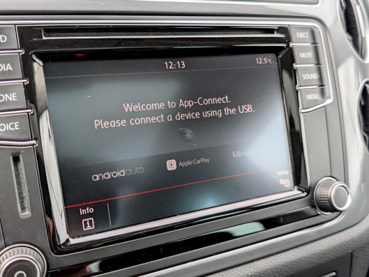 2017 Volkswagen Tiguan Comfortline  **LOW KMS - TECH PKG** Photo