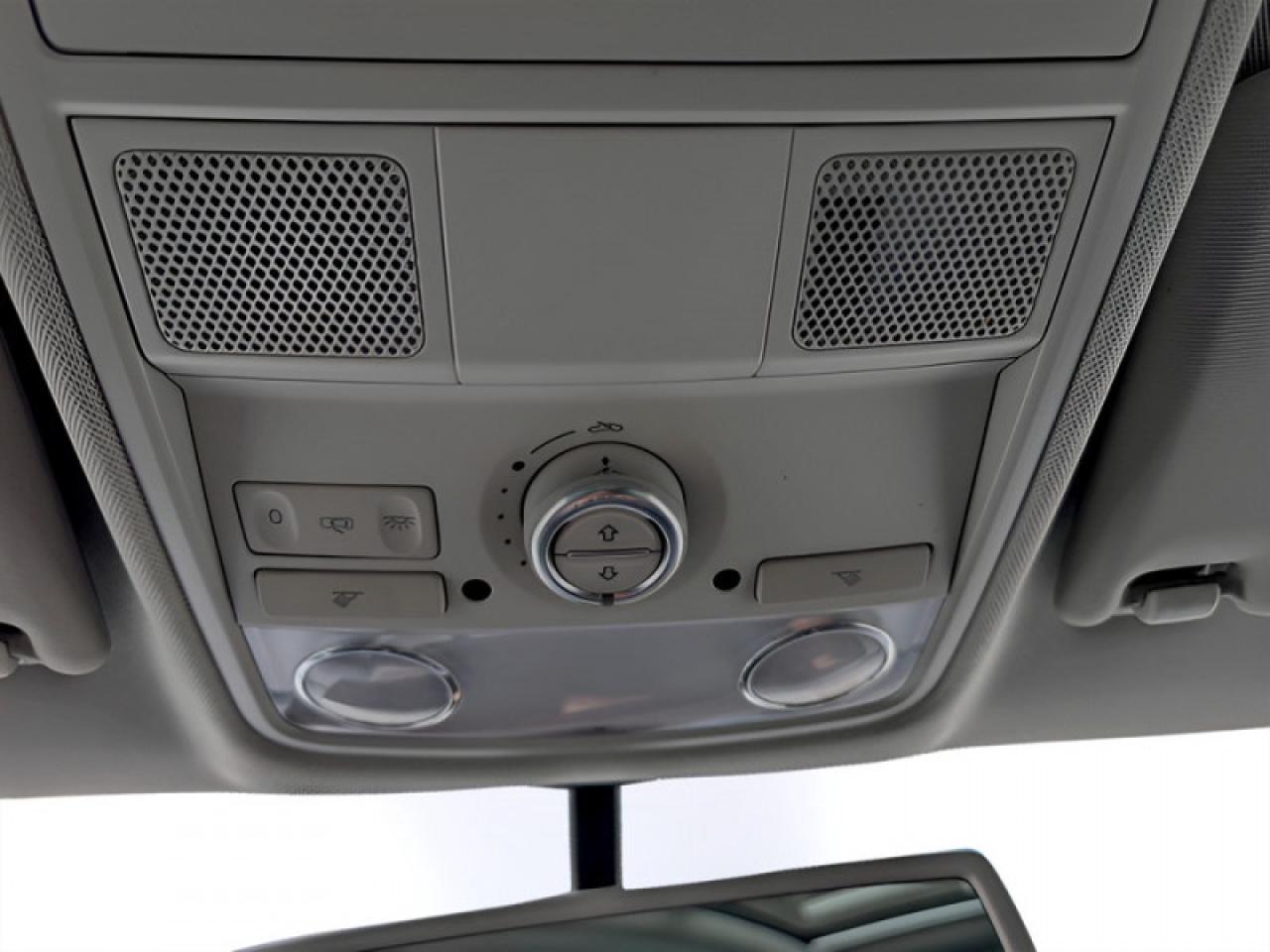 2017 Volkswagen Tiguan Comfortline  **LOW KMS - TECH PKG** Photo