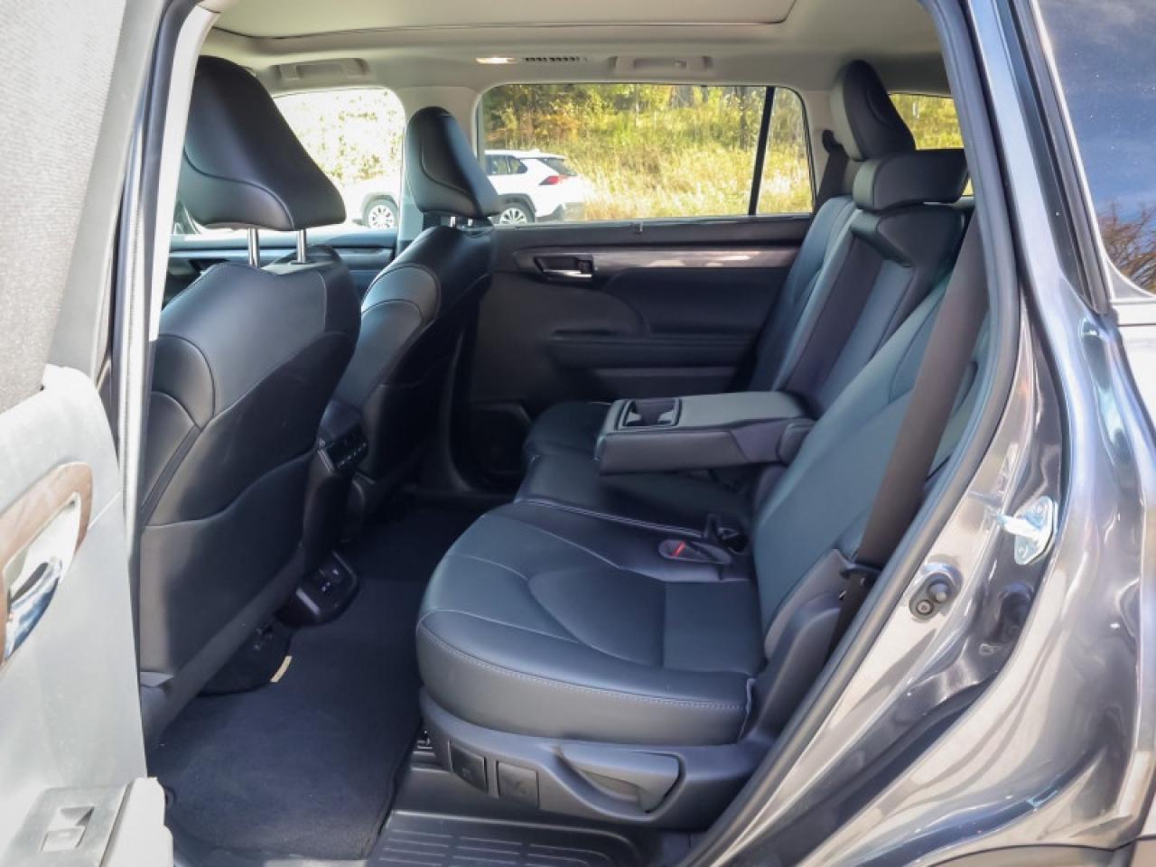 2022 Toyota Highlander Limited  - Leather Seats - $301 B/W Photo