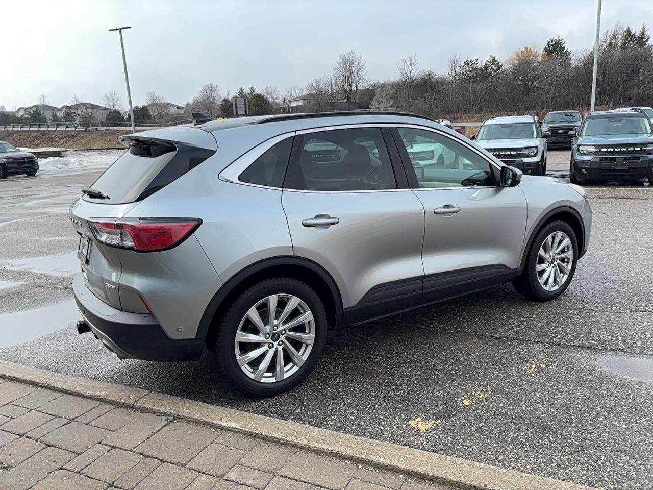 2021 Ford Escape ELITE PACK, PANO ROOF, FACTORY HITCH, LOADED! Photo4