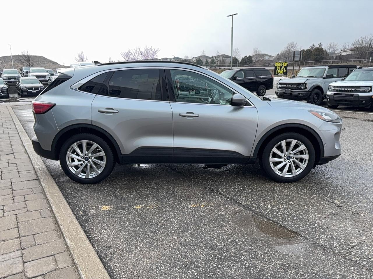 2021 Ford Escape ELITE PACK, PANO ROOF, FACTORY HITCH, LOADED! Photo3