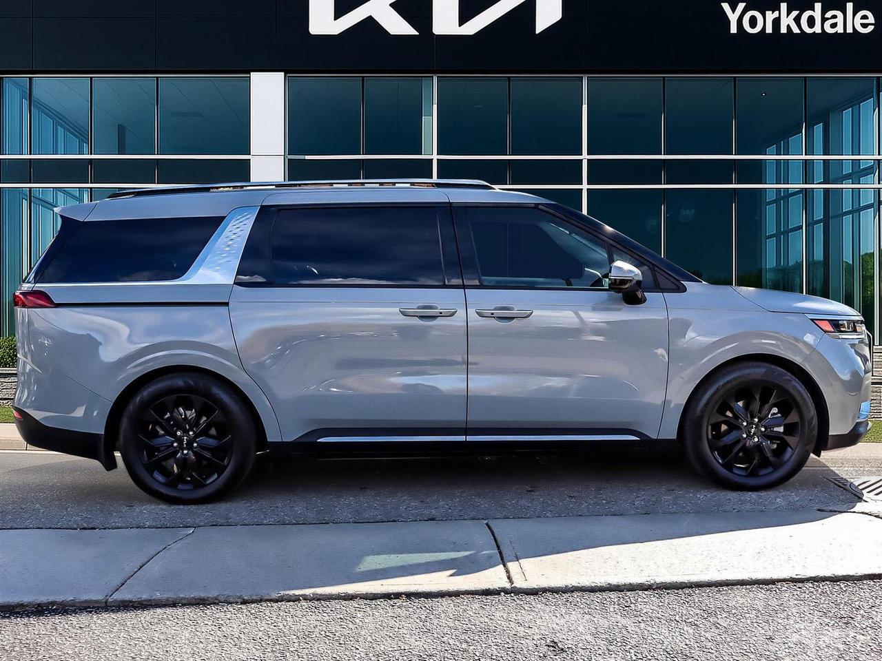 2023 Kia Carnival SX Photo2