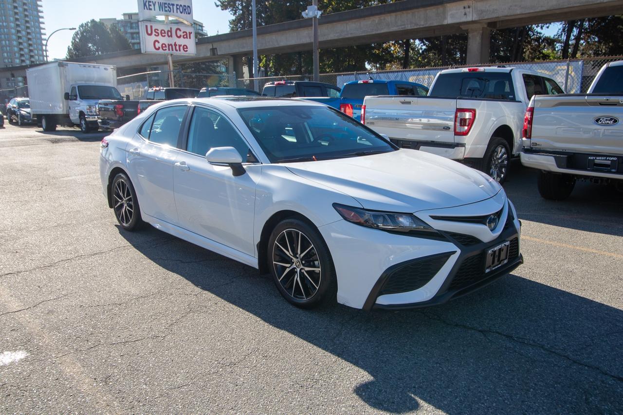 2022 Toyota Camry HYBRID SE Photo
