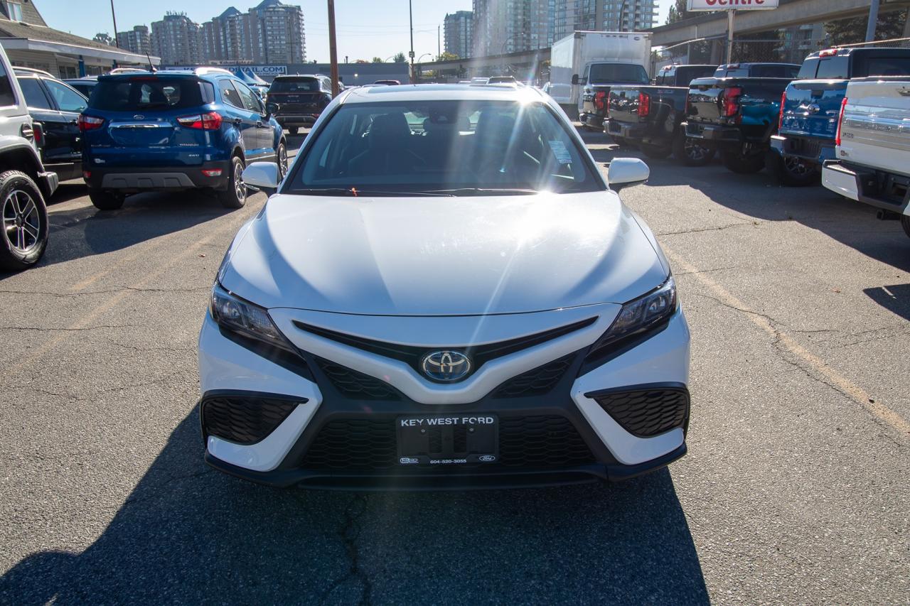 2022 Toyota Camry HYBRID SE Photo