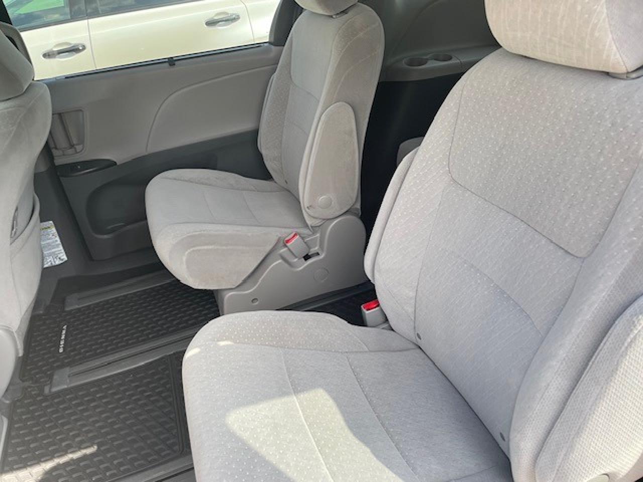 2020 Toyota Sienna LE AWD Photo3