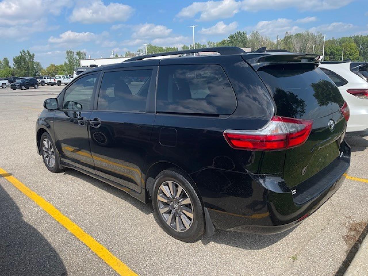 2020 Toyota Sienna LE AWD Photo1