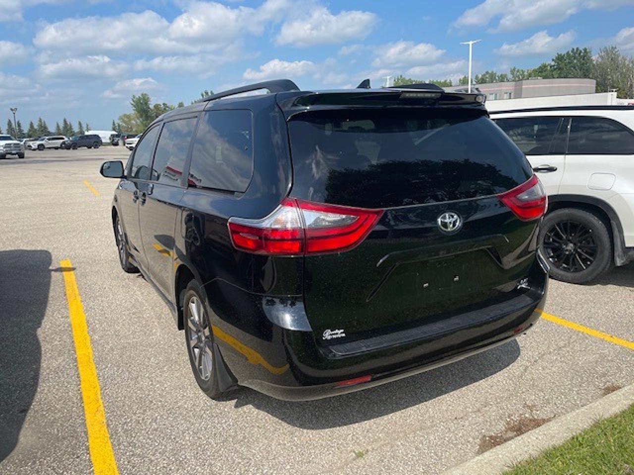 2020 Toyota Sienna LE AWD Photo2