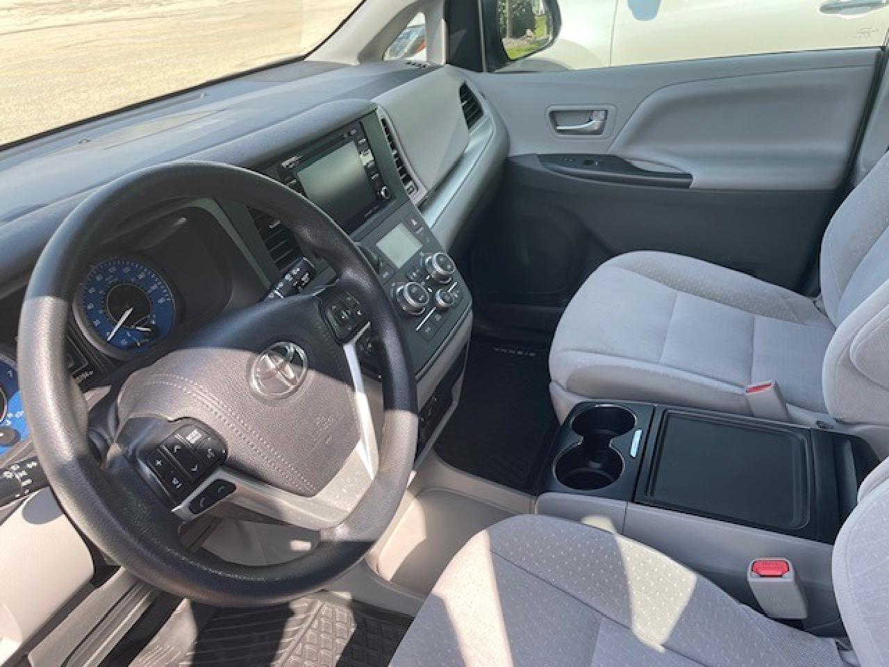 2020 Toyota Sienna LE AWD Photo4