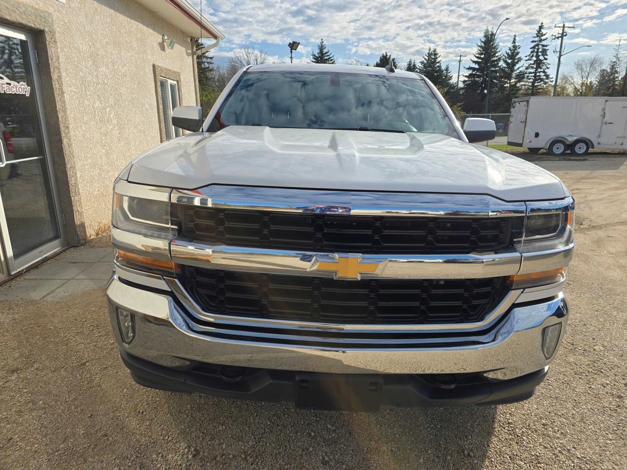 2017 Chevrolet Silverado 1500 LT Crew 122,445 KM 5.3 L V-8 - Photo #3
