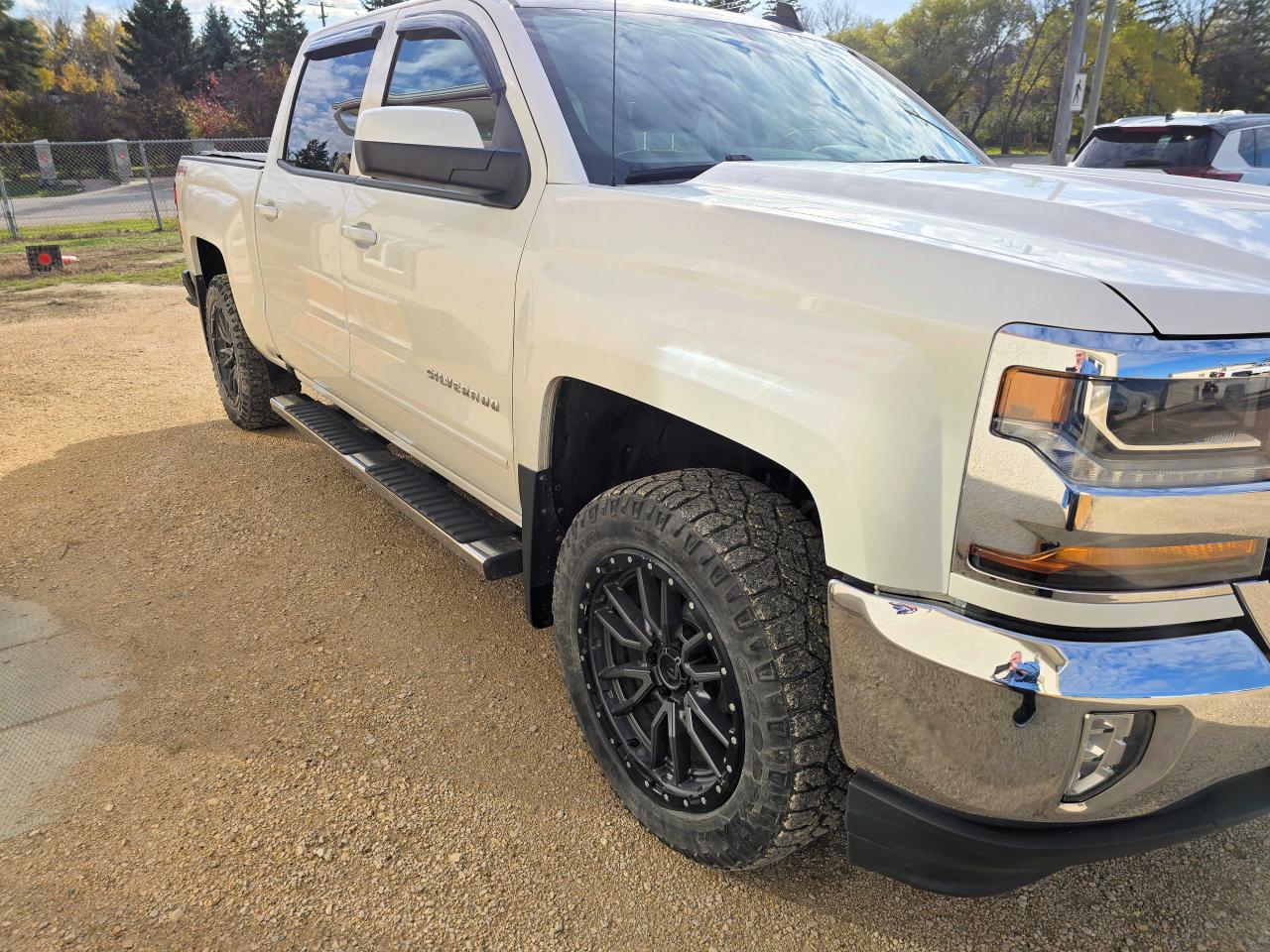2017 Chevrolet Silverado 1500 LT Crew 122,445 KM 5.3 L V-8 - Photo #2