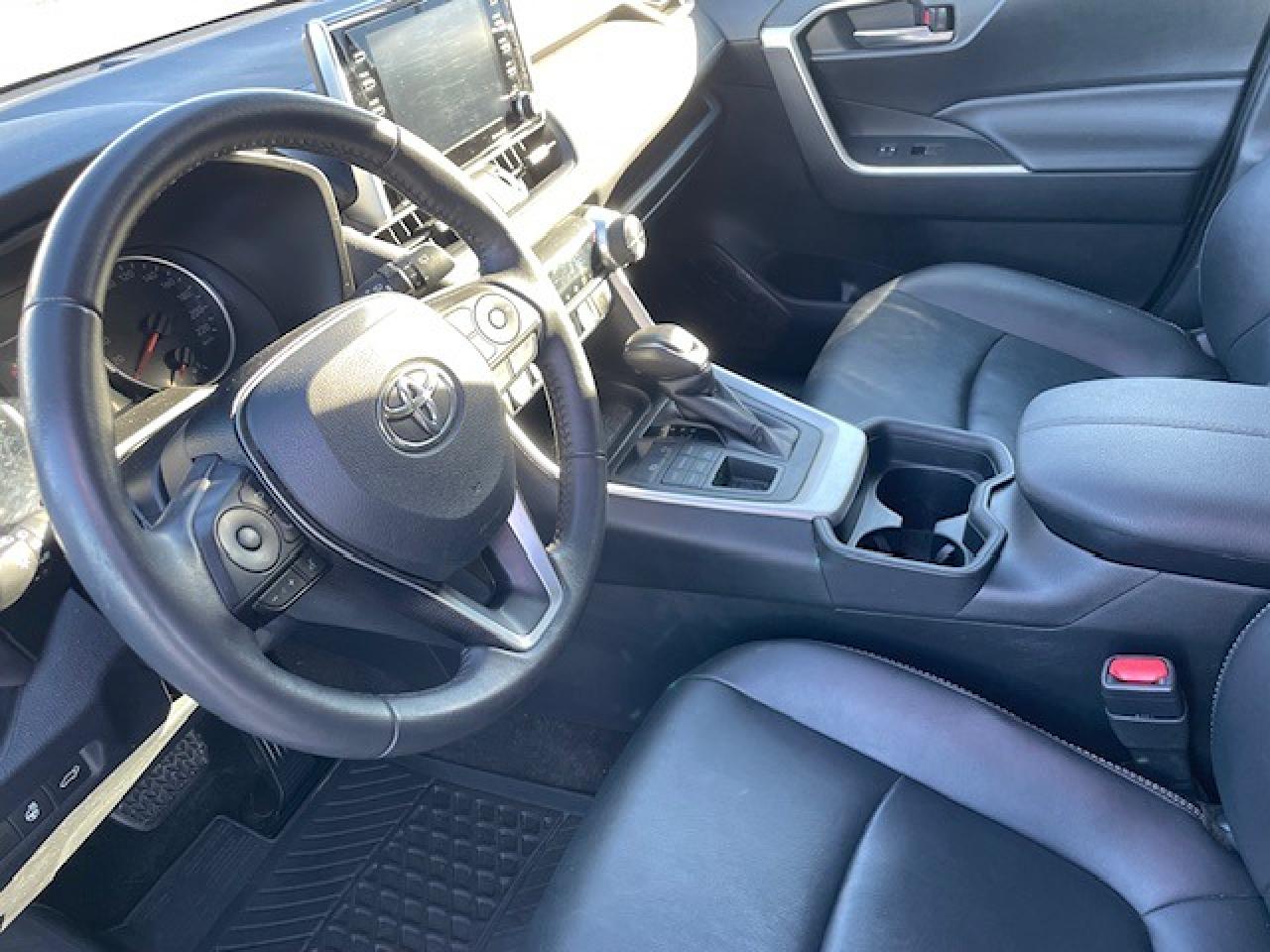 2020 Toyota RAV4  AWD XLE Premium Photo4