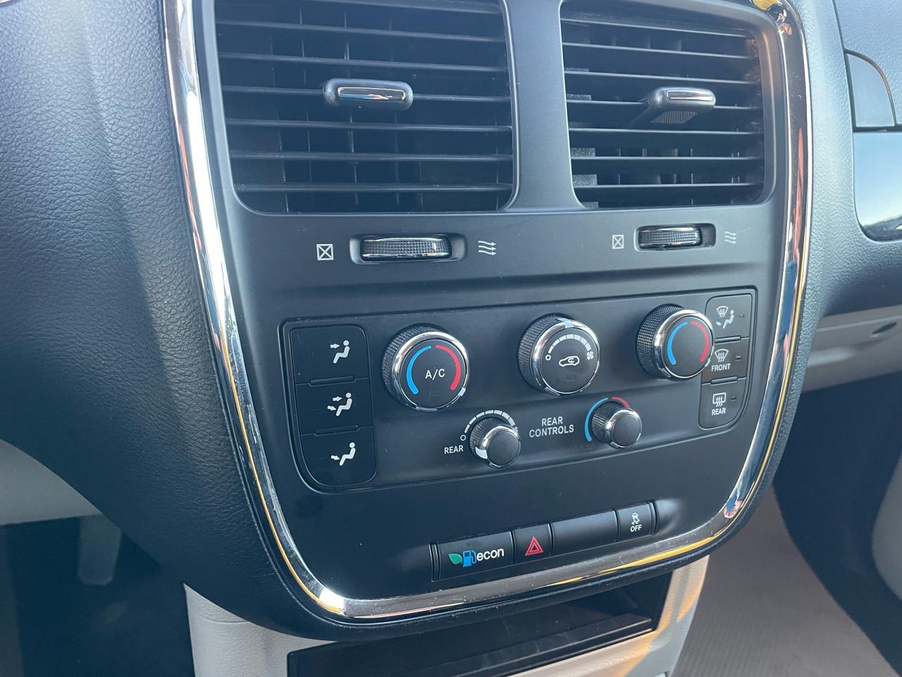 2014 Dodge Grand Caravan SXT - Photo #14